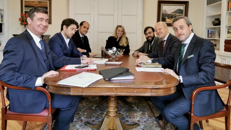 Marion Maréchal Le Pen junto a Kiko Méndez-Monasterio y Gabriel Ariza, colaboradores de Santiago Abascal.