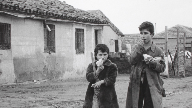 Dos niños del Cerro del Tío Pío, pisando el barro característico del barrio. MUSEO DE HISTORIA DE MADRID