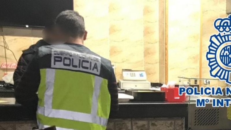 Agente de la Policía Nacional en el establecimiento de Elda. | Policía Nacional