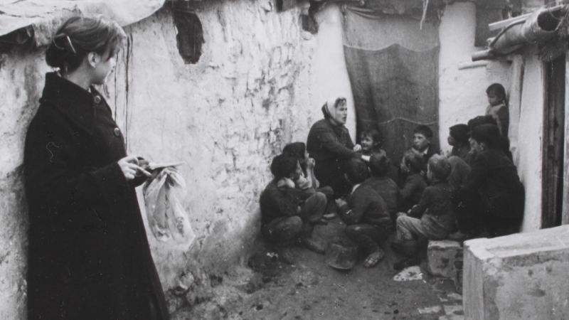 La madre Ángela, junto a un grupo de niños en un callejón del barrio. MUSEO DE HISTORIA DE MADRID