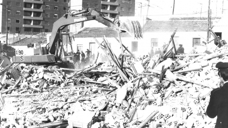 Derribo de chabolas en los años ochenta, con el nuevo barrio de Fontarrón al fondo. VALLECAS TODO CULTURA