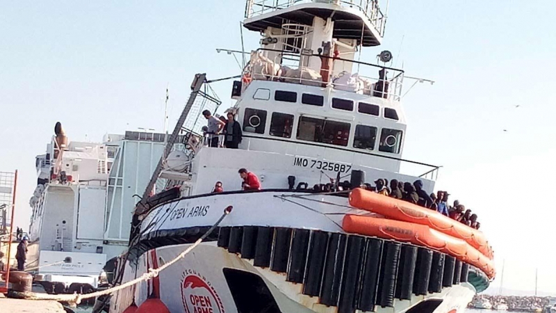Llegada del barco de Open Arms al puerto italiano Pozzallo este pasado domingo. (GIANFRANCO DI MARTINO | EFE)