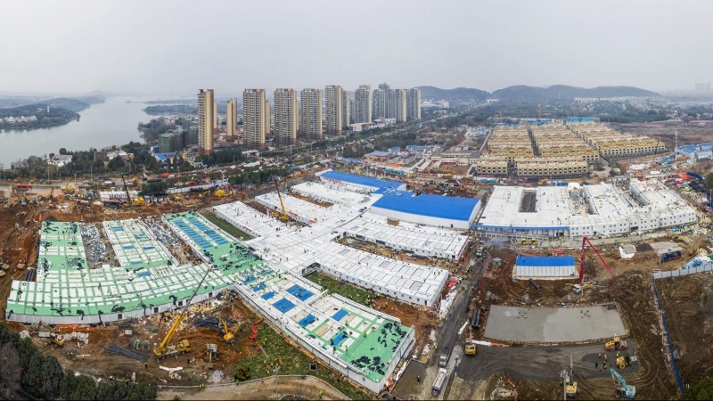 El nuevo hospital construido en Wuhan en tiempo récord, visto desde el aire. / AFP