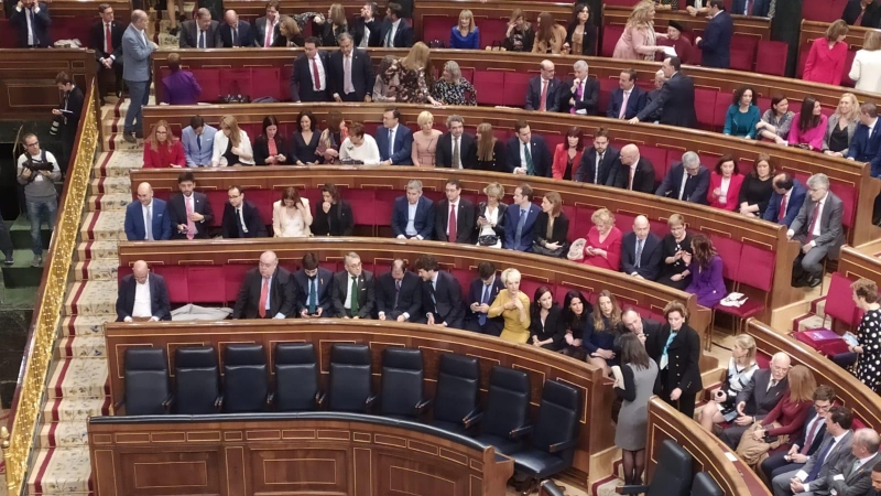 Diputados de Vox como Manuel Mariscal sentados en los escaños que tradicionalmente corresponden al PSOE: PÚBLICO