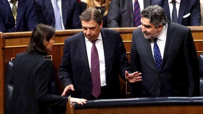 Los ministros de Industria, Reyes Maroto; Agricultura, Luis Planas, y Cultura, José Manuel Rodríguez Uribes en el hemiciclo del Congreso. (BALLESTEROS | EFE)