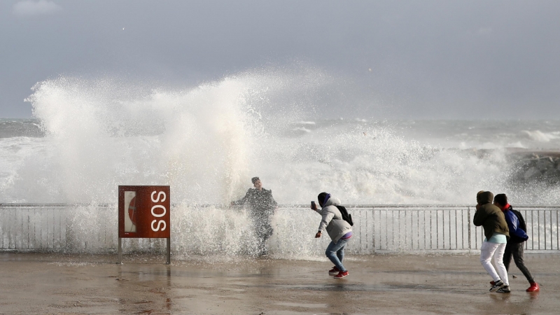 20/01/2020 Turistas se sacan una foto en la playa de Barcelona bajo el temporal 'Gloria'. REUTERS/Nacho Doce
