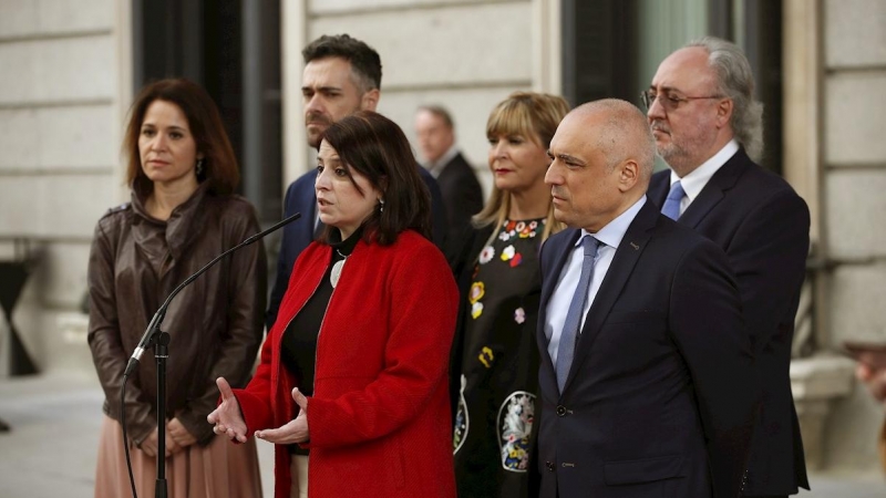 GRAF3643. MADRID, 03/02/2020.- La portavoz parlamentaria del PSOE, Adriana Lastra (c), junto al secretario general del PSOE en Cámara Baja, Rafael Simancas (d), hace declaraciones a su llegada al Congreso de los Diputados antes de la apertura solemne de l