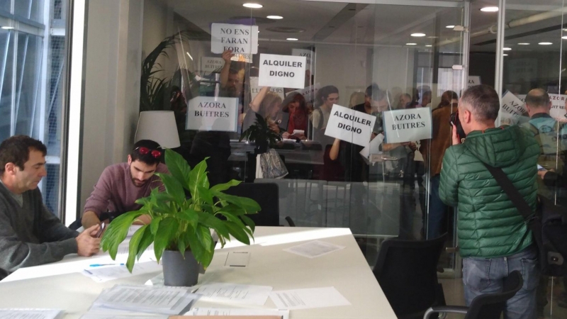 Ocupació de la seu del grup Azora al carrer Pujades 51 del Sindicat de Llogaters. @SindicatLloguer