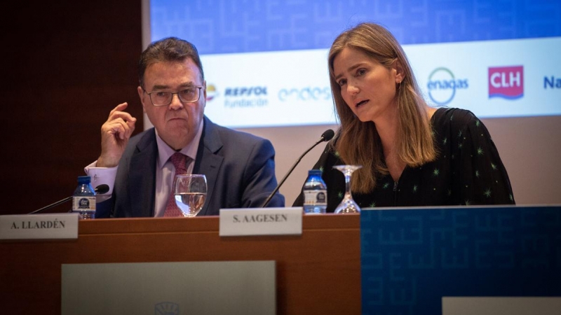 El presidente de Enagás, Antonio Llardén (i), junto a la secretaria de Estado de Energía, Sara Aagesen(d), inauguran el VIII Simposio Empresarial Institucional, 'El papel de la Eficiencia Energética en la consecución de los objetivos de Transición Ecológi