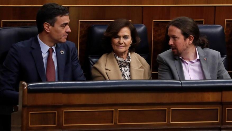 El presidente del Gobierno, Pedro Sánchez (i), junto a la vicepresidenta primera, Carmen Calvo, y el vicepresidente segundo, Pablo Iglesias, al inicio de la apertura solemne de la XIV legislatura que ha tenido lugar este lunes 3 de febrero en el Congreso.