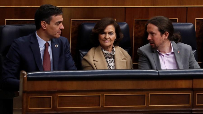 El presidente del Gobierno, Pedro Sánchez (i), junto a la vicepresidenta primera, Carmen Calvo, y el vicepresidente segundo, Pablo Iglesias, al inicio de la apertura solemne de la XIV legislatura que ha tenido lugar este lunes 3 de febrero en el Congreso.