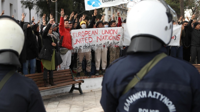 Los antidisturbios griegos delante de los refugiados que se manifiestan frente al teatro municipal de la ciudad de Mytilene, en la isla de Lesbos. REUTERS / Elias Marcou