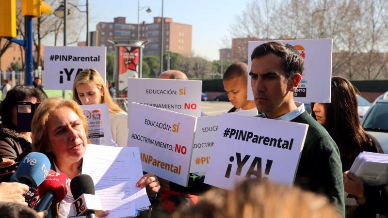 Simpatizantes de Hazte Oír frente a un colegio en Leganés exigiendo la puesta en marcha del veto parental. / Hazte Oír