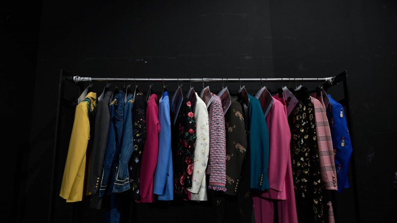 Varias prendas de vestir aparecen colgadas de un perchero durante la  Mercedes Benz Fashion Week de Madrid. Óscar del Pozo/AFP