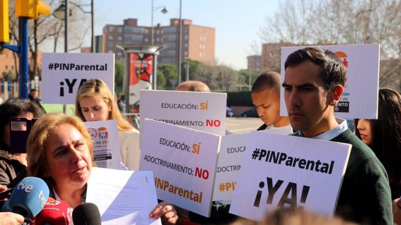 Miembros de Hazte Oír en las puertas de un colegio antes de ser expulsados por la Policía / Hazte Oír