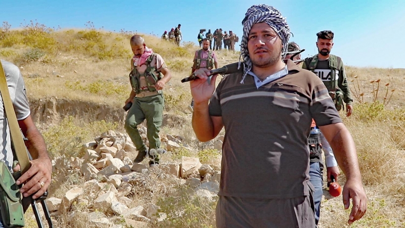 Paramilitares baten las montañas de Sinyar en busca de yihadistas que acaban de cometer un atentado terrorista. / Ferran Barber