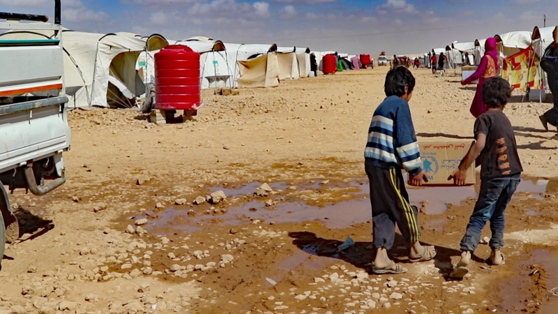 Desplazados árabes de la ciudad siria de Deir ez Zor, en cuyos aledaños del Daesh se ha hecho fuerte. / Ferran Barber