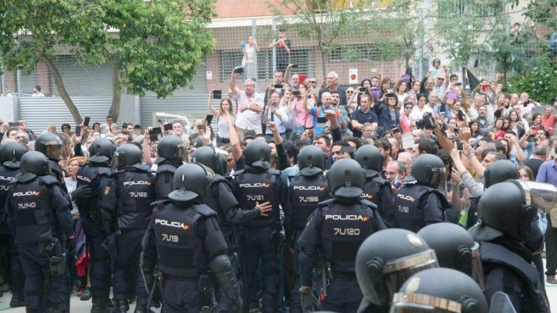 Agentes de la Policía Nacional durante las cargas del 1-O en Catalunya. / EP-Archivo