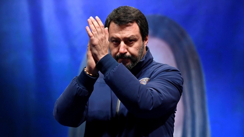24/01/2020 - El líder del partido de la extrema derecha de Italia, Matteo Salvini, aplaude en el escenario durante un mitin antes de las elecciones regionales en Emilia-Romagna, Italia. REUTERS / Flavio Lo Scalzo