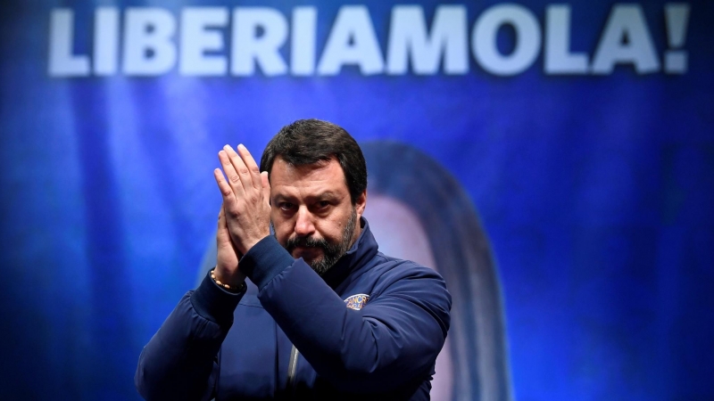 24/01/2020 - El líder del partido de la extrema derecha de Italia, Matteo Salvini, aplaude en el escenario durante un mitin antes de las elecciones regionales en Emilia-Romagna, Italia. REUTERS / Flavio Lo Scalzo