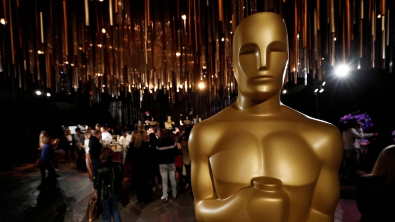 Una estatua de Oscar en una fiesta previa a la ceremonia de los premios de Hollywood. /REUTERS