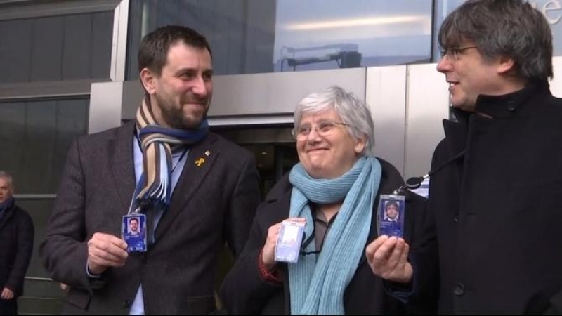 Els eurodiputats Clara Ponsatí, Toni Comín i Carles Puigdemont mostren la seva acreditació a les portes del Parlament Europeu. CCMA