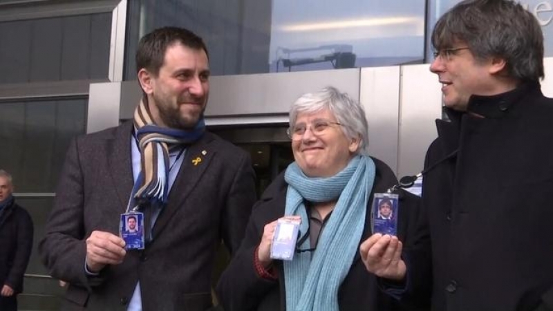 Els eurodiputats Clara Ponsatí, Toni Comín i Carles Puigdemont mostren la seva acreditació a les portes del Parlament Europeu. CCMA