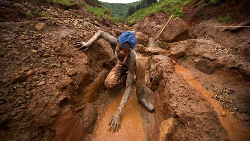 Trabajo de los mineros que extraen coltan del la mina de Senator Edouard Mwangachuchu en North Kivu (RDC) LUCAS OLENIUK (EFE)