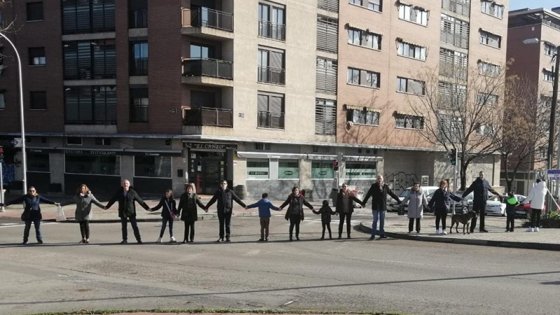 Los vecinos forman una cadena humana en protesta contra la futura gasolinera. AAVV CARABANCHEL ALTO