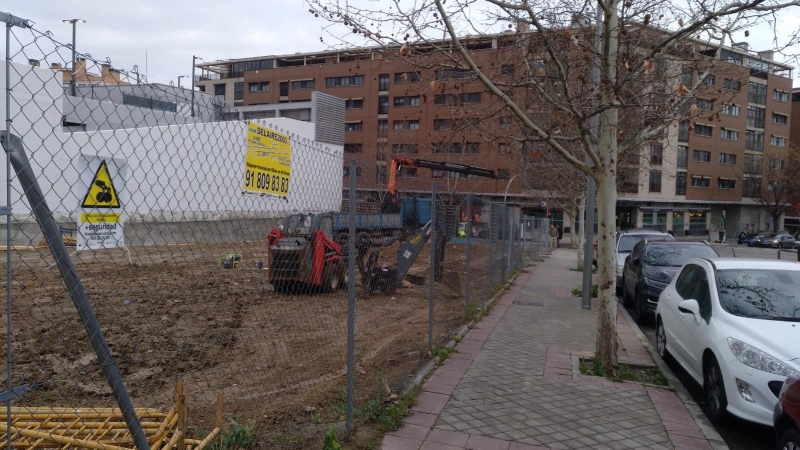 Imagen de las obras de la gasolinera y, al fondo, los bloques de viviendas. AAVV CARABANCHEL ALTO