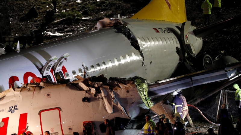 05/02/2020- Los socorristas trabajan alrededor del fuselaje roto del avión de Pegasus Airlines que se estrelló en la pista del aeropuerto Sabiha Gokcen de Estambul, Turquía. REUTERS / Murad Sezer