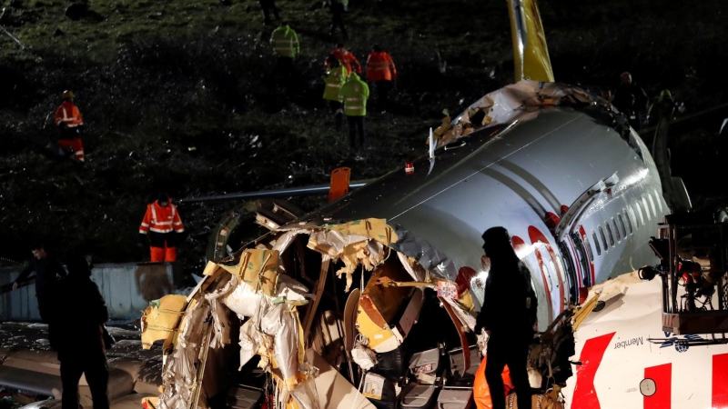05/02/2020 - Los socorristas operaron en el lugar del accidente aéreo de Pegasus Airlines en Estambul, Turquía . REUTERS / Murad Sezer