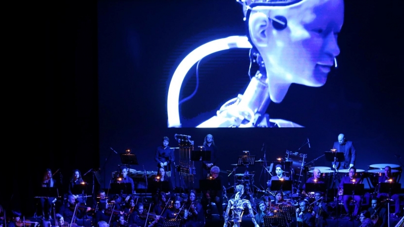 31/01/2020 - Un robot dirige una orquesta en la Academia de Artes Escénicas Sharjah, Emiratos Árabes Unidos. REUTERS / Satish Kumar