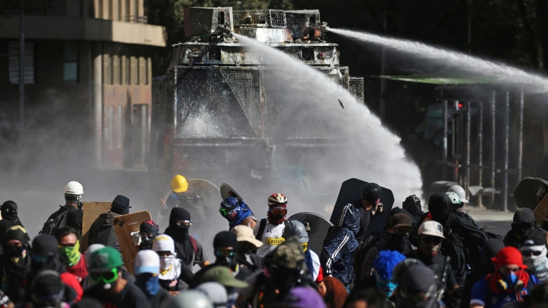 Los manifestantes son rociados por la policía antidisturbios con un cañón de agua durante las protestas contra el gobierno en Santiago, Chile, el 31 de enero de 2020. REUTERS / Edgard Garrido