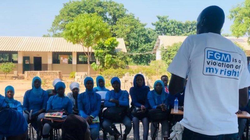 Actividad de Safe Hands for Girls para concienciar de los riesgos de la mutilación genital en Gambia - SAFE HANDS FOR GIRLS