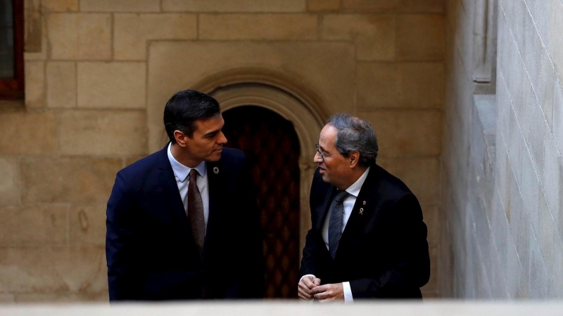 06/02/2020.- El presidente catalán, Quim Torra, recibe al presidente del Gobierno, Pedro Sánchez,  en el Palau de la Generalitat. / EFE - ALBERTO ESTÉVEZ