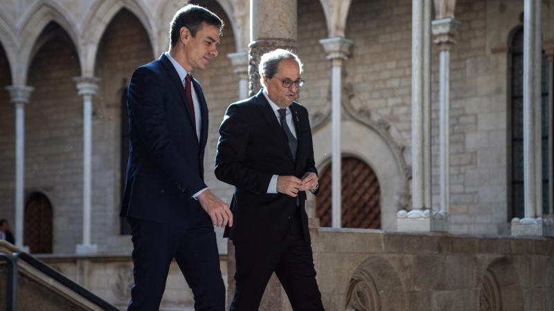 06/02/2020 . El presidente de la Generalitat, Quim Torra,  y el presidente del Gobierno, Pedro Sánchez (izq), a su llegada al Palau de la Generalitat. / EUROPA PRESS