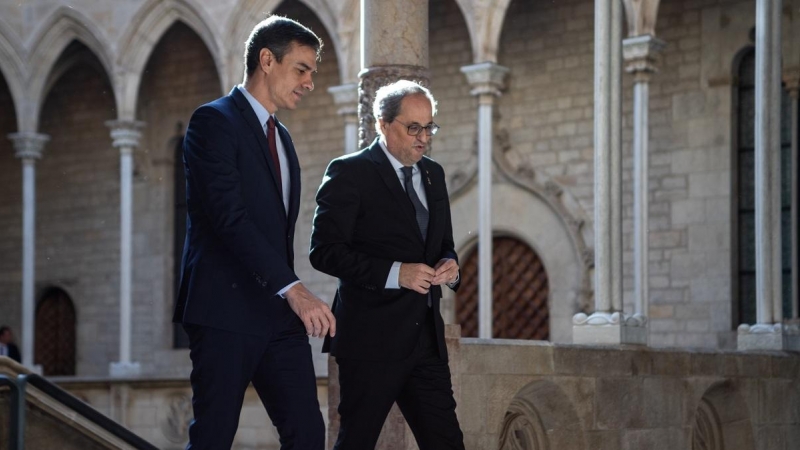 06/02/2020 . El presidente de la Generalitat, Quim Torra,  y el presidente del Gobierno, Pedro Sánchez (izq), a su llegada al Palau de la Generalitat. / EUROPA PRESS