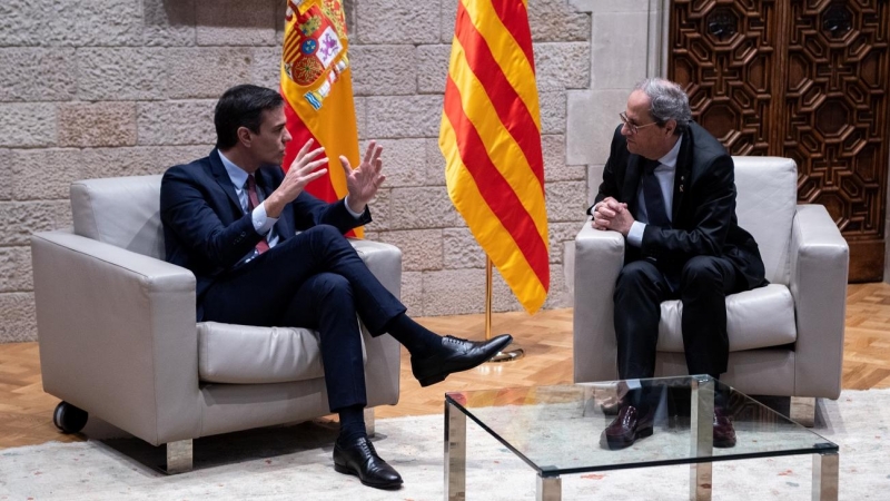 6/02/2020 . El presidente de la Generalitat, Quim Torra, y el presidente del Gobierno, Pedro Sánchez (izq), en el Palau de la Generalitat. / EUROPA PRESS