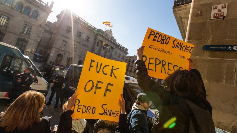 06/02/2020.- Un grupo de manifestantes protesta ante el Palau de la Generalitat, donde el presidente catalán, Quim Torra, recibe al presidente del Gobierno, Pedro Sánchez. / EFE - Enric Fontcuberta