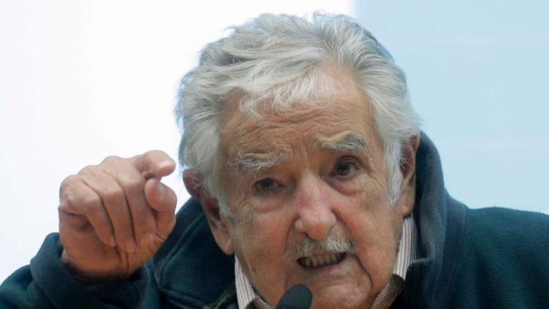 El expresidente uruguayo Pepe Mujica recibiendo el galardón en València. / EP