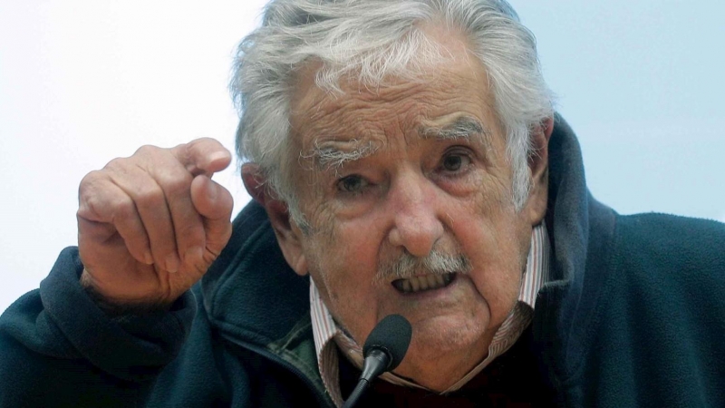 El expresidente uruguayo Pepe Mujica recibiendo el galardón en València. / EP