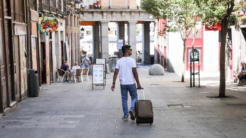 Un turista pasea con una maleta por el centro de Madrid. E.P./Jesús Hellín