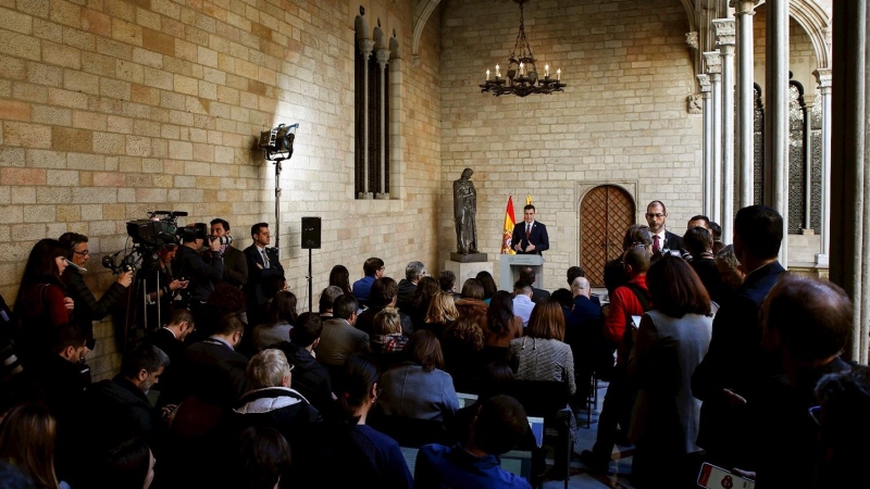 El presidente del Gobierno, Pedro Sánchez, atiende a los medios de comunicación tras la reunión con el presidente catalán, Quim Torra, en el Palau de la Generalitat. EFE/Quique Garcia