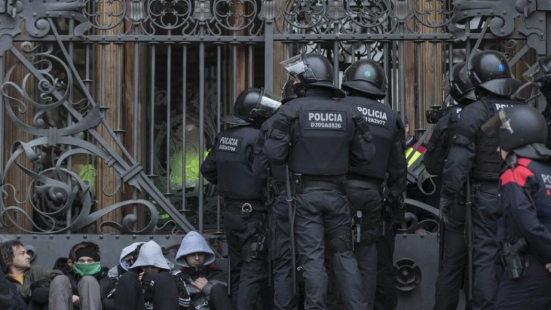 Intervenció policial contra els manifestants que feien una asseguda davant el TSJC el 23 de febrer de 2018. @Encausades_TSJC