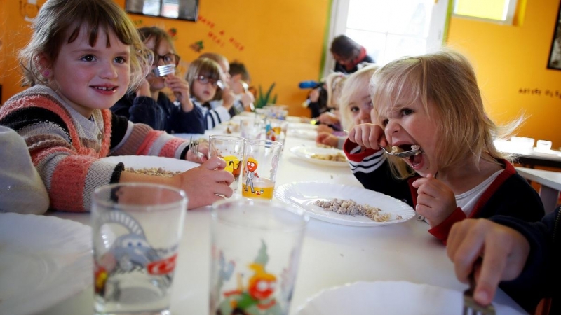 Varios niños se alimentan en el comedor de la escuela. CHARLY TRIBALLEAU / AFP
