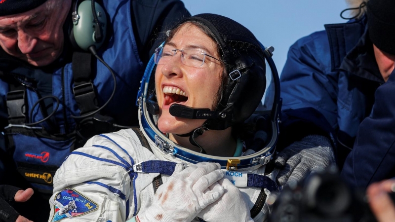 06/02/2020 -La astronauta Christina Koch reacciona poco después del aterrizaje de la cápsula espacial rusa Soyuz MS-13 en un área remota al sureste de Zhezkazgan, Kazajstán. Sergei Ilnitsky / REUTERS