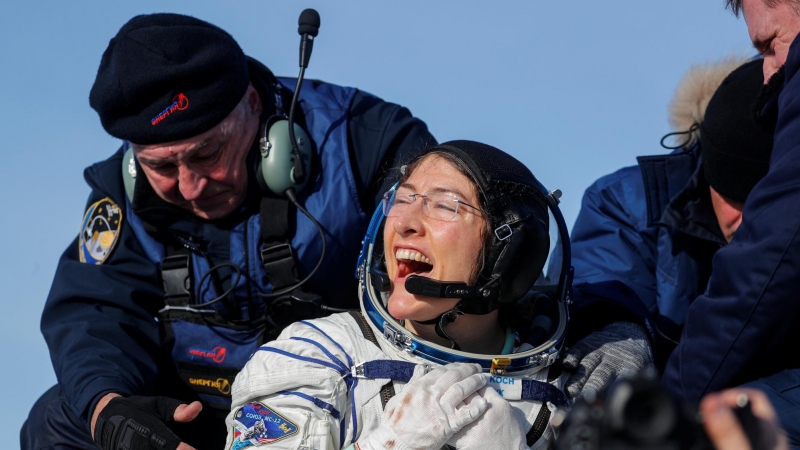 06/02/2020 -La astronauta Christina Koch reacciona poco después del aterrizaje de la cápsula espacial rusa Soyuz MS-13 en un área remota al sureste de Zhezkazgan, Kazajstán. Sergei Ilnitsky / REUTERS