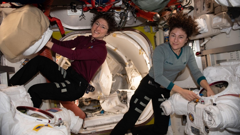 Las astronautas de la NASA Christina Koch y Jessica Meir trabajan en sus trajes espaciales de EEUU. / NASA