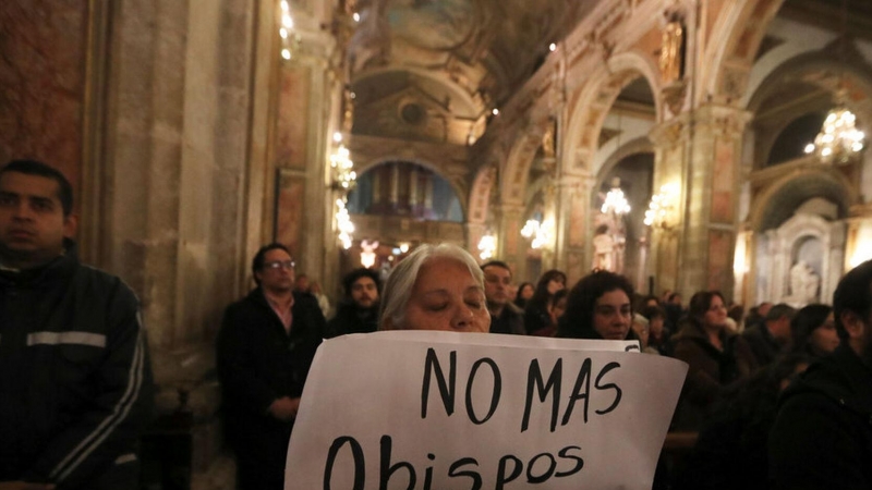 Una manifestante sostiene una pancarta contra la pederastia en la Iglesia. REUTERS